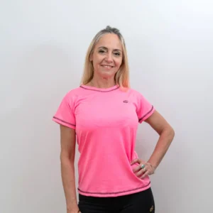 remera dama clasica en color fucsia con detalles en negro amx