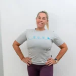 remera entalalda dama clasica en color gris claro con estampa amx