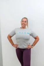 remera entalalda dama clasica en color gris claro con estampa amx