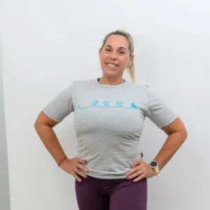 remera entalalda dama clasica en color gris claro con estampa amx