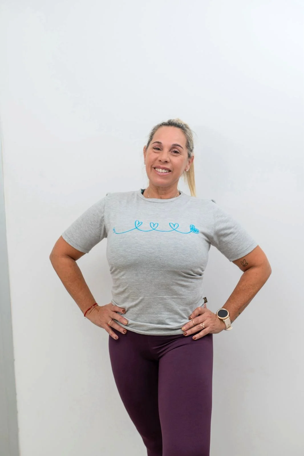 remera entalalda dama clasica en color gris claro con estampa amx