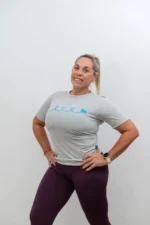 remera entalalda dama clasica en color gris claro con estampa amx