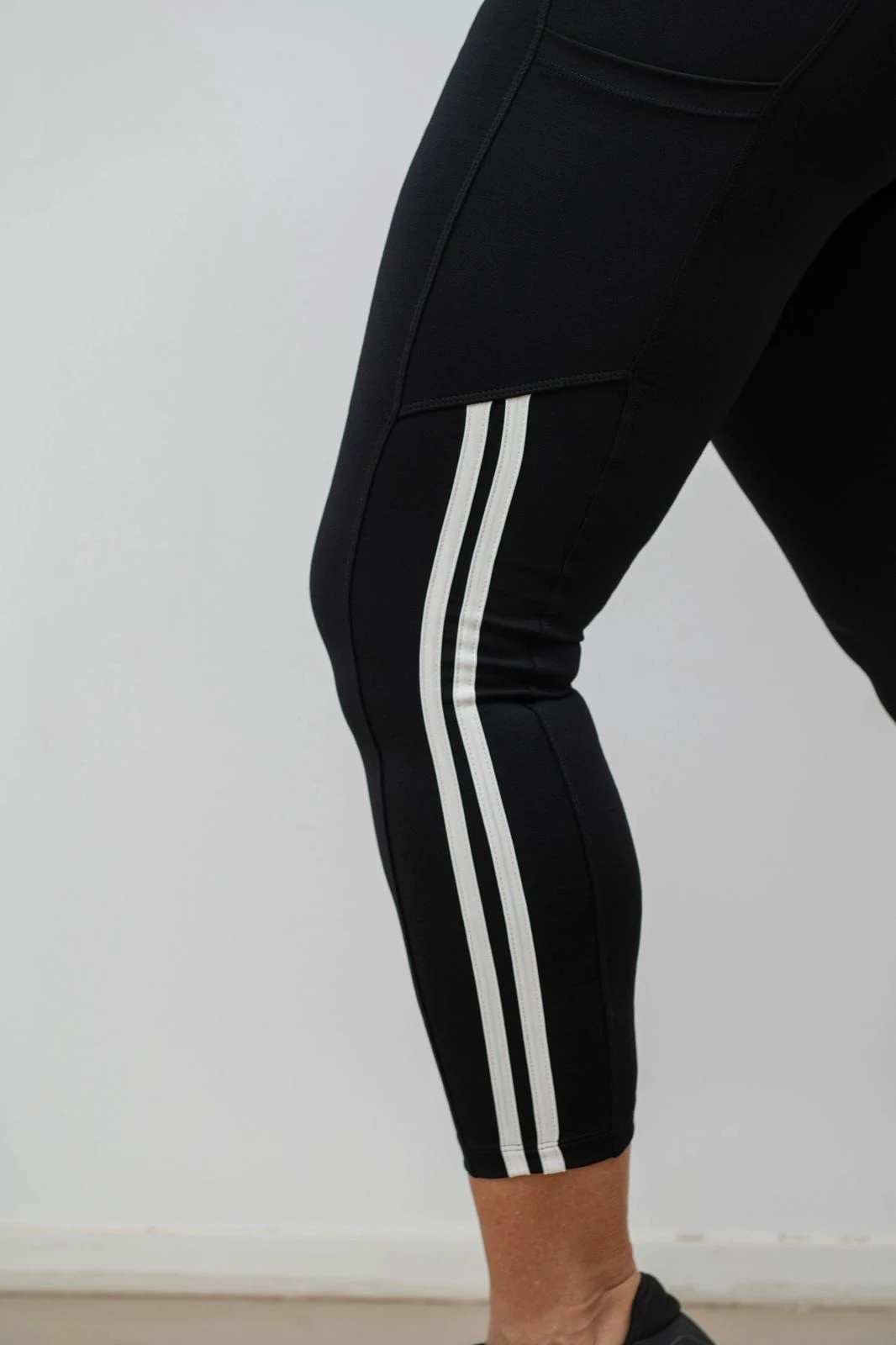 calza leggins en color negro con bolsillo amx