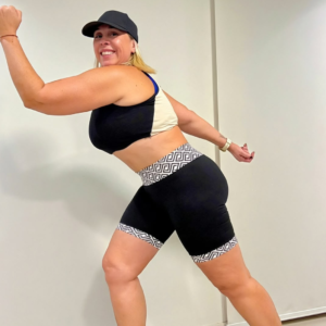 Calza ciclista fitness con detalles combinados en ruedo y cintura